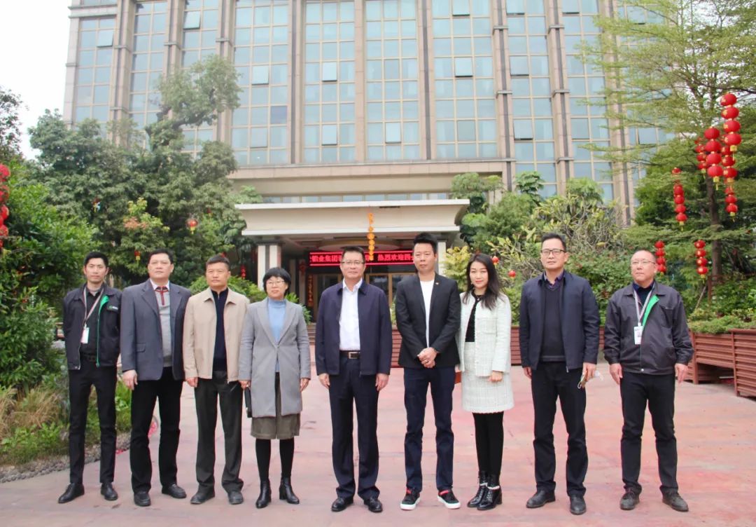 中共四會(huì)市市委李偉忠書記領(lǐng)導(dǎo)一行蒞臨高登鋁業(yè)進(jìn)行新春復(fù)工復(fù)產(chǎn)調(diào)研