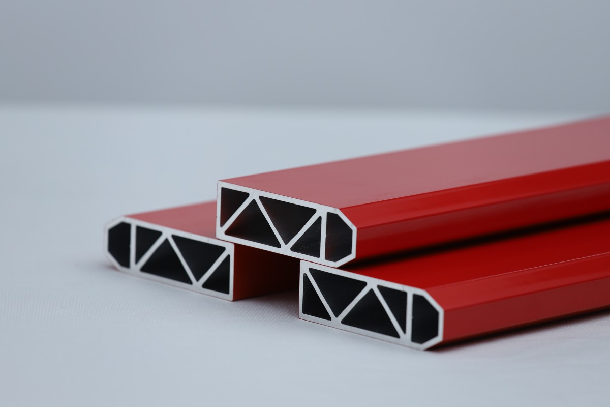 新能源汽車電池托盤中間梁